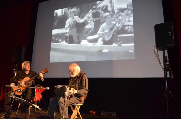 Auf der Kino-Bühne: Angel García Arnés (Gitarre) und Alfons Bock (Bandoneon) sowie auf der Leinwand historische Filmaufnahmen.  