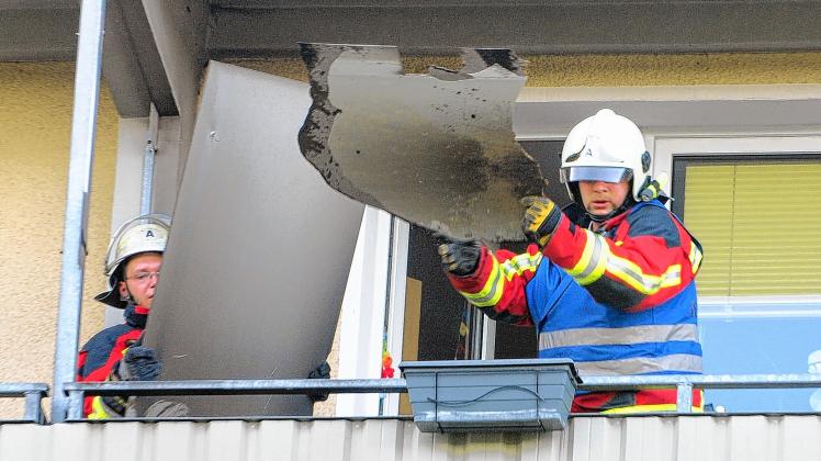 Verkohlte Materialien wurden über den Balkon entsorgt. Verkohlte Materialien wurden über den Balkon entsorgt.