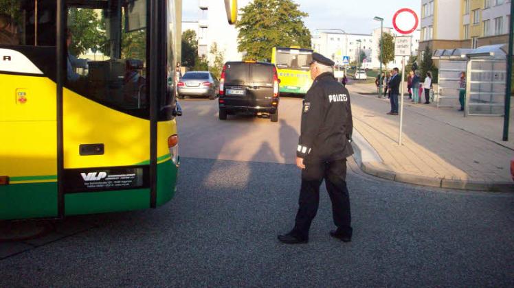 Polizist Gerhard Lade sorgt für die reibungslose An- und Abfahrt der Schulbusse. 