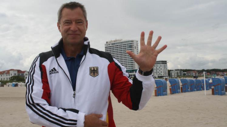 Karate heißt übersetzt Leere Hand, wie Sportdirektor Ralph Masella am Strand von Warnemünde demonstriert.  