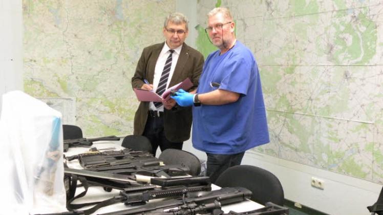 Bereits im Frühjahr hatte die Polizei in Ludwigslust auch Softairwaffen beschlagnahmt. Kriminaltechniker Eckard Brauer (r.) und  Vize-Kripochef Torsten Paetow  nahmen sie damals in Augenschein. 