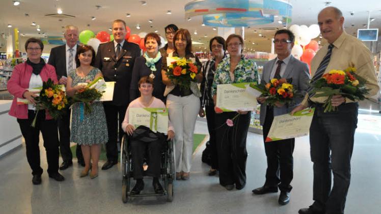 Die Preisträger mit der Jury: Irene Rohde vom Verein Deutsche Alzheimer Gesellschaft MV (Preisträgerin), Jury-Mitglied Gerhard Stell von DM, Inna Kirsanova vom Upcycling Atelier (Preisträger), Jury-Mitglied Steffen Grafe vom Stadtfeuerwehrverband, Jury-Mitglied Petra Kröger, Behindertenbeauftragte, Bettina Bull (im Rollstuhl) vom Verein Unterstützte Kommunikation MV (Preisträger), Jury-Mitglied Mandy Kröppelien vom Verein Europäisches Integrationszentrum, Almuth von Lukas-Sterner vom Verein Unterstützte Kommunikation MV, Jury-Mitglied Regina Witte vom Verband der Gartenfreunde und Kleingärtner, Hans-Jürgen Fink vom Verein zur Förderung der Bibliothek Teterow und seine Frau, Hans-Michael Seuchter vom Förderverein Deutsche Kinderhilfsstiftung (v. l.). Die Preisträger mit der Jury: Irene Rohde vom Verein Deutsche Alzheimer Gesellschaft MV (Preisträgerin), Jury-Mitglied Gerhard Stell von DM, Inna Kirsanova vom Upcycling Atelier (Preisträger), Jury-Mitglied Steffen Grafe vom Stadtfeuerwehrverband, Jury-Mitglied Petra Kröger, Behindertenbeauftragte, Bettina Bull (im Rollstuhl) vom Verein Unterstützte Kommunikation MV (Preisträger), Jury-Mitglied Mandy Kröppelien vom Verein Europäisches Integrationszentrum, Almuth von Lukas-Sterner vom Verein Unterstützte Kommunikation MV, Jury-Mitglied Regina Witte vom Verband der Gartenfreunde und Kleingärtner, Hans-Jürgen Fink vom Verein zur Förderung der Bibliothek Teterow und seine Frau, Hans-Michael Seuchter vom Förderverein Deutsche Kinderhilfsstiftung (v. l.).