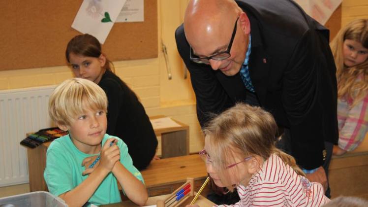 Ein bisschen Hilfe bei den Schulaufgaben. Ministerpräsident Torsten Albig bei den Hortkindern.   