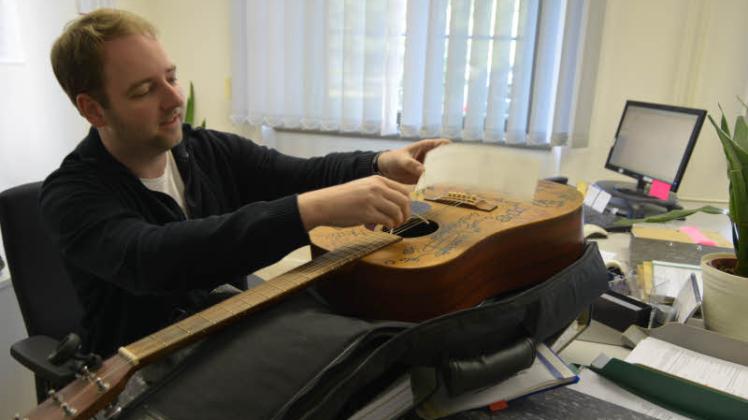 Christian Klüßendorf vom Amt Rehna nahm gestern die gefundene Gitarre entgegen. Der rechtmäßige Besitzer kann sich im dortigen Fundbüro melden.  