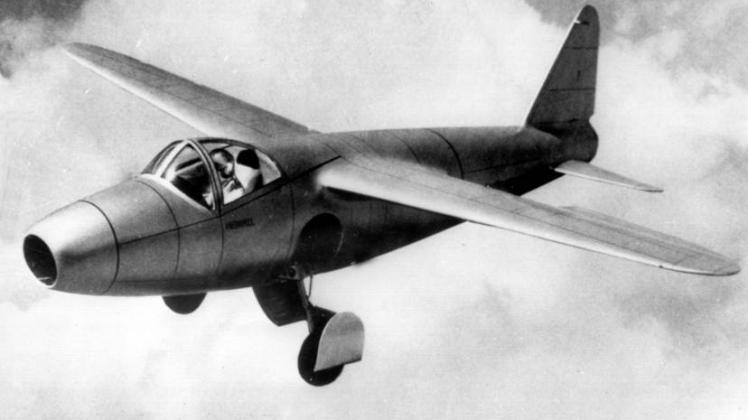 Das erste Düsenflugzeug der Welt, die „HE 178“, beim  Jungfernflug: Das von Ernst Heinkel gebaute 7, 50 Meter lange und knapp zwei Tonnen schwere Flugzeug war mit einem Turbinenstrahltriebwerk ausgerüstet.