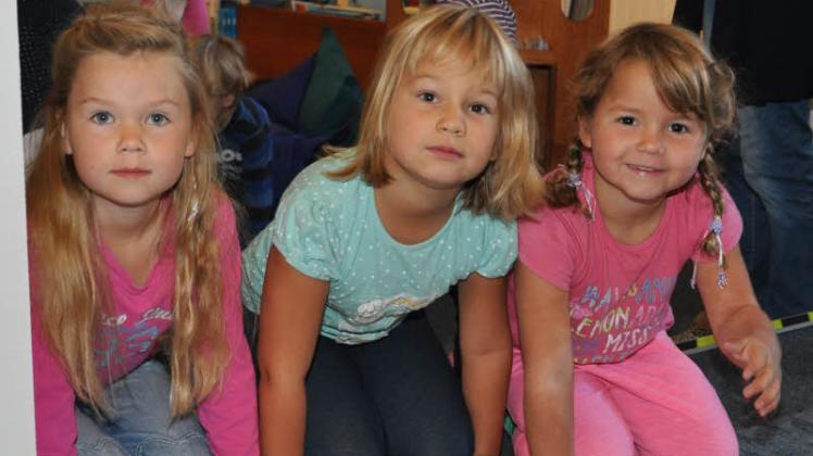 Die kleinen Lese-Fans Mila, Lara und Johanna (von links) freuen sich über den neuen Lesestoff in der Kinderbücherei.  