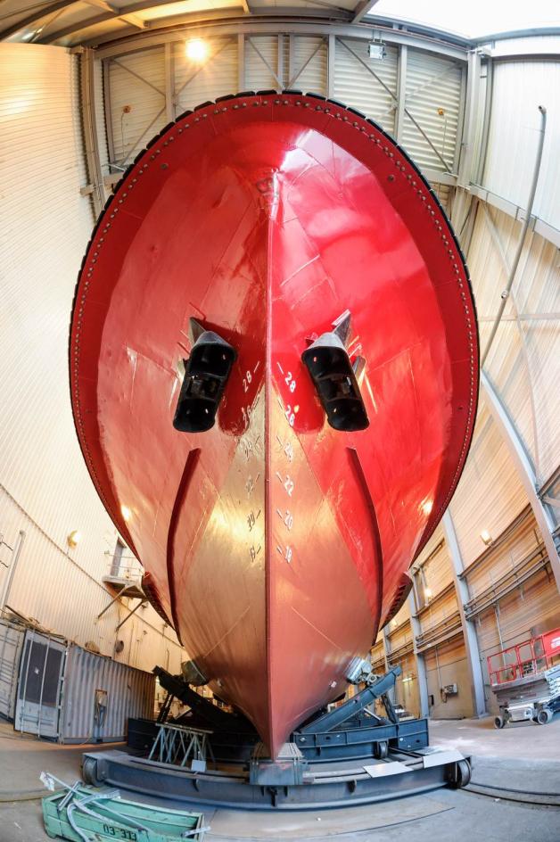 Trotz langer Liegezeiten hat das rot strahlende Feuerlöschboot keine Probleme mit Rost – dafür sorgen die silbernen Opferanoden, die an den Seiten angebracht sind.
