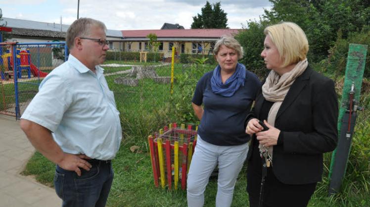 Gespräch in Spornitz: Bürgermeister Dieter Eckert, Kita-Leiterin Petra Troch und Bundestagsabgeordnete Karin Strenz (v. l.)  