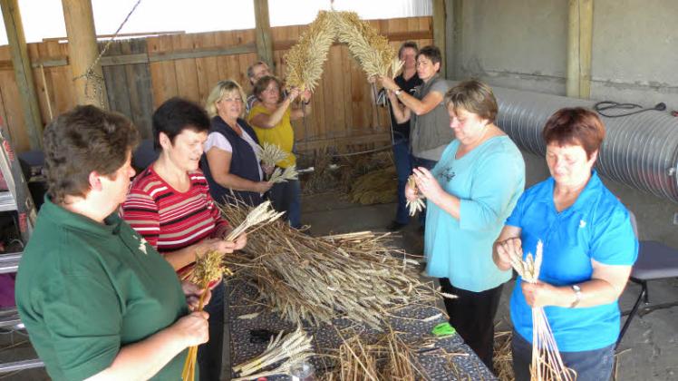Das Binden der Erntekrone ist aufwändig, macht  in der Gemeinschaft aber viel Spaß. Fotos: spöhr 