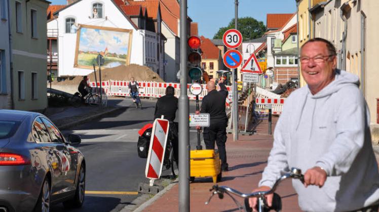 Weil er diese rote Ampel als Radfahrer ignorierte, erhält wie Kraftfahrer Wolfgang Qual einen Punkt in Flensburg. Unmittelbar hinter der Ampel geht es rechts rein auf einen Parkplatz. Doch auch wenn Pkw hier ganz vorne stehen, müssen sie warten bis Grün kommt.
