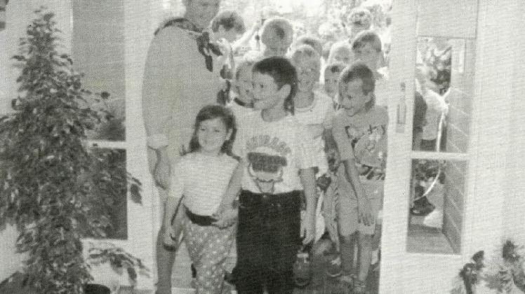 27. August 1994: Die Kita-Kinder stürmen die neue Einrichtung.    