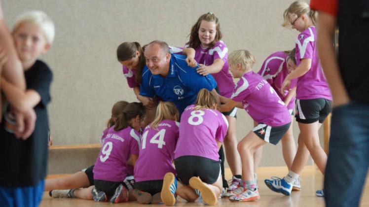 Einmal Abkitzeln, bitte: Trainer Andreas Klatt wird von seinen Handball-Mädels zum Lachen gebracht.  Fotos: Robert Grabowki (3) 