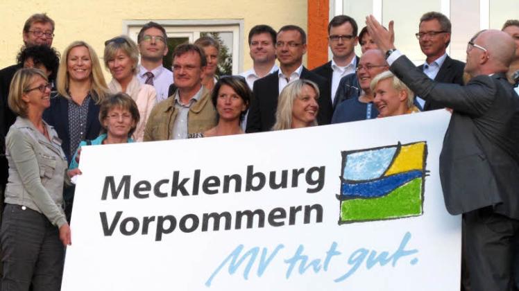 Unternehmerchefin Manuela Balan überreicht das Logo an den Chef des Landesmarketings, Peter Kranz-Glatigny. Unternehmerchefin Manuela Balan überreicht das Logo an den Chef des Landesmarketings, Peter Kranz-Glatigny.