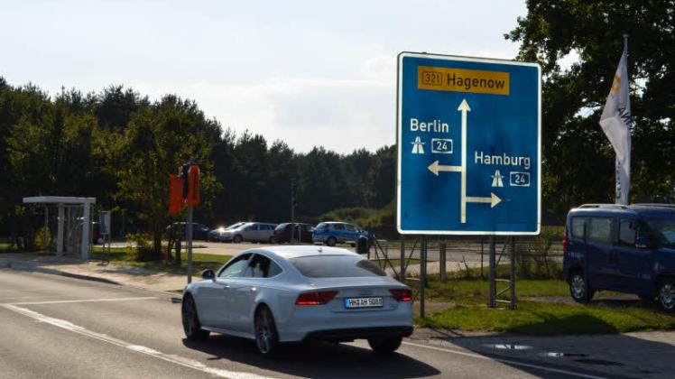 Premiere: Kurz vor der Auffahrt zur Autobahn 24 in Bandenitz wurde der erste Parkplatz speziell für Pendler gebaut.  