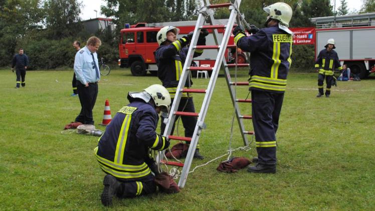 Station „Stiche und Bunde“: Kameraden der Freiwilligen Feuerwehr Brüsewitz zurren eine Bockleiter fest.   Fotos: Christian Koepke (3) 