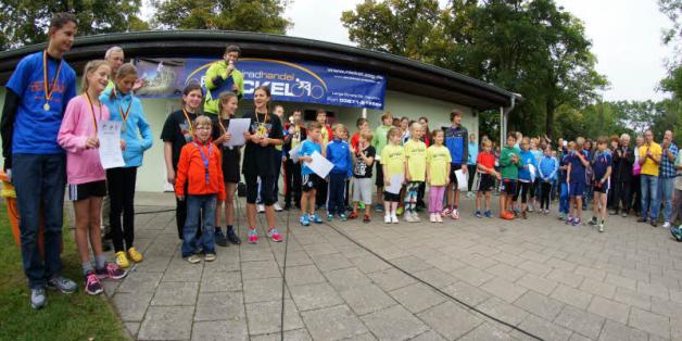 Siegerehrung der elf Kinderstaffeln, in der Mitte die beiden jüngsten Mannschaften Siegerehrung der elf Kinderstaffeln, in der Mitte die beiden jüngsten Mannschaften
