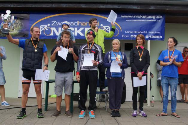 Organisator Birger Nickel (hinten) ehrt die  besten Einzelkämpfer. Fotos:  Thomas Zenker 