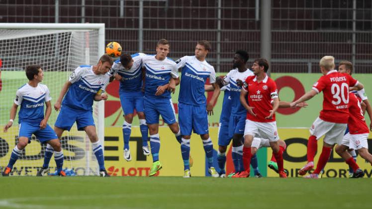 Hansas Defensive (von links: Markus Gröger, Christian Stuff, Robin Krauße, Max Christiansen, Steven Ruprecht und Denis-Danso Weidlich) stand beim 2:0 in Mainz wie eine Eins.  