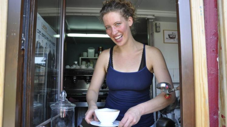 Inga Wulf alias „Mademoiselle Inga“ schenkt fair gehandelten Kaffee aus.  