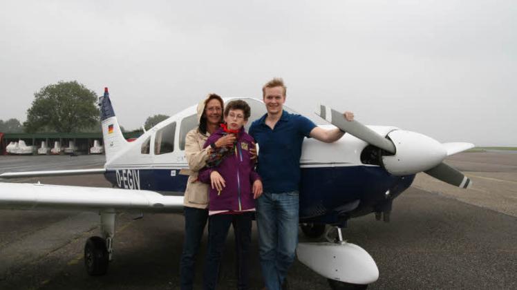 Heike Grothe (v.l.) und ihre Tochter Christina (17) genossen den Flug in der „Piper PA 28“ mit Pilot Christian Koops in vollen Zügen. 