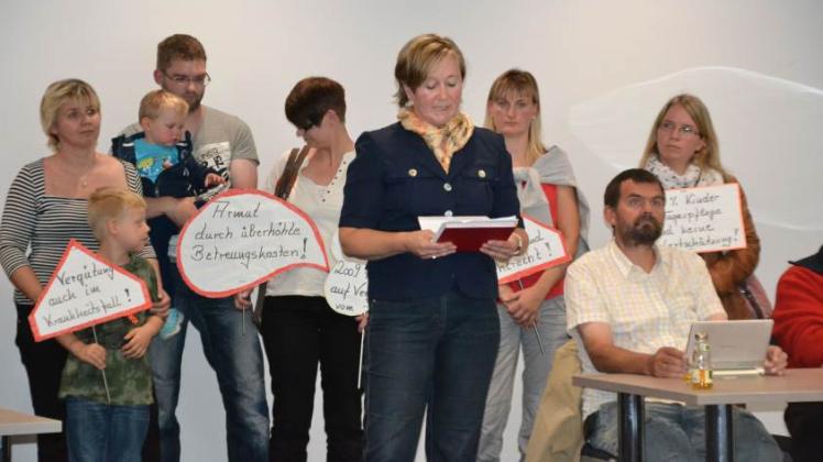Tagesmutter Claudia Plötz (Mitte) wurde von zahlreichen Müttern, Vätern und Kindern unterstützt.  
