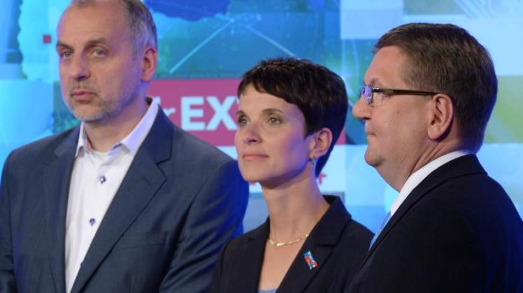 Holger Szymanski (r), Spitzenkandidat der NPD, Frauke Petry (M), Spitzenkandidatin der AfD Sachsen und Rico Gebhardt, Spitzenkandidat der Partei Die Linke bei der TV-Runde. Die NPD scheiterte schließlich doch an der Fünf-Prozent-Hürde.