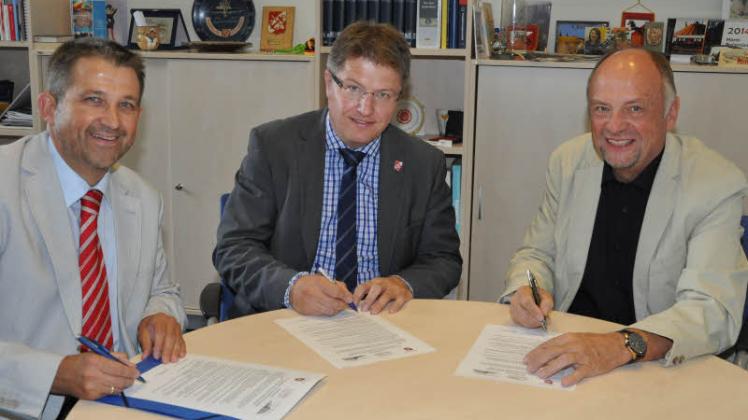 Feierliche Unterzeichnung des Kooperationsvertrages durch Bürgermeister Stefan Mohrdieck (Mitte) und die Schulleiter Hans-Walter Thee (links) und Hans-Peter Stein.  