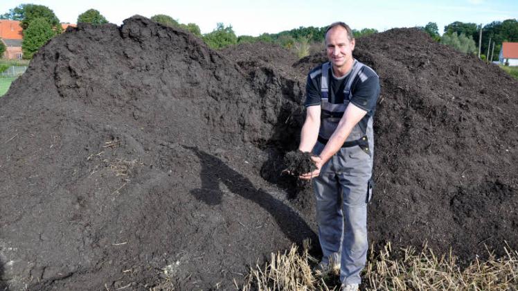 Landwirt Winfried Witzke setzt auf  Kompost. Nachdem Raps und Weizen geerntet sind,  düngt  er damit seine Felder  – hier bei Wodenhof.  Fotos: mett 