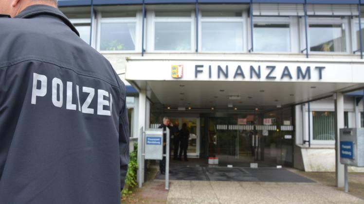 Im Finanzamt in Rendsburg griff ein Mann zur Waffe. 