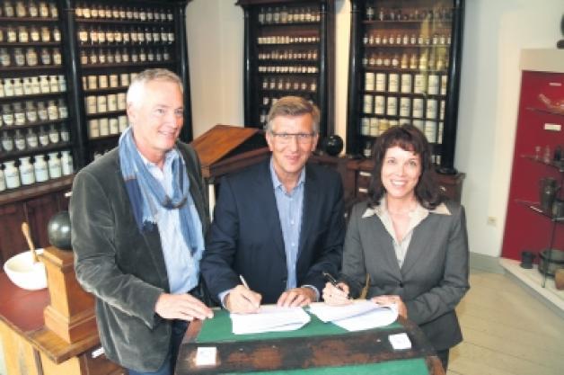 Unterzeichneten den Vertrag: Landrätin Stephanie Ladwig, Raimund Paugstadt und Stefan Thomsen.