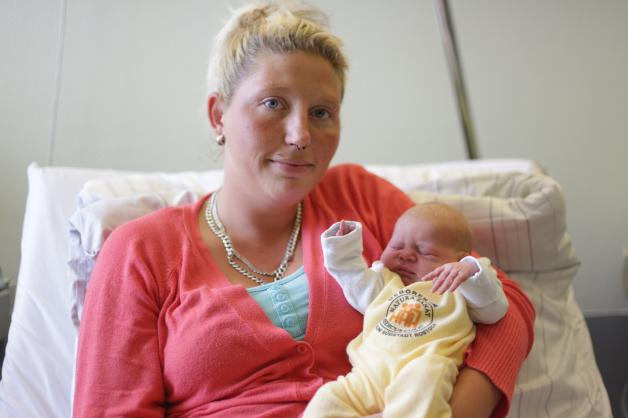 So eine Geburt gibt es nur selten: Ashley Peaches Joyce Kritsch kommt in einem Auto zur Welt. Sie hatte es so eilig, dass es ihre Mutter Nadine Ohland nicht mehr ins Krankenhaus geschafft hat. So eine Geburt gibt es nur selten: Ashley Peaches Joyce Kritsch kommt in einem Auto zur Welt. Sie hatte es so eilig, dass es ihre Mutter Nadine Ohland nicht mehr ins Krankenhaus geschafft hat.