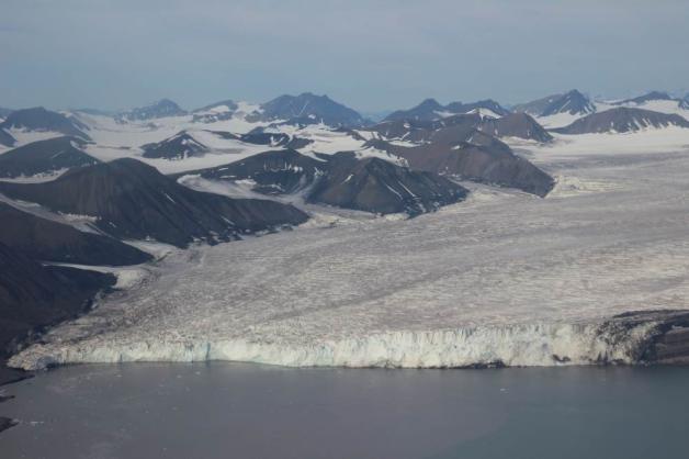 Gletscherkante: Typische Luftbildaufnahme einer Gletscherkante beim Flug von Longyearbyen nach Ny-Alesund  