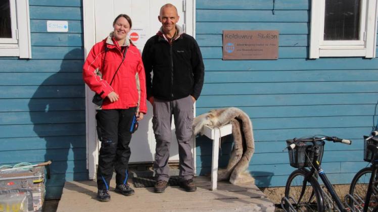 Angekommen: Ulf Karsten und Nadine Borchhardt  beziehen das Blaue Haus, das Teil der deutsch-französischen Arktis Station APIPEW ist.  Fotos: Karsten Borchhardt 