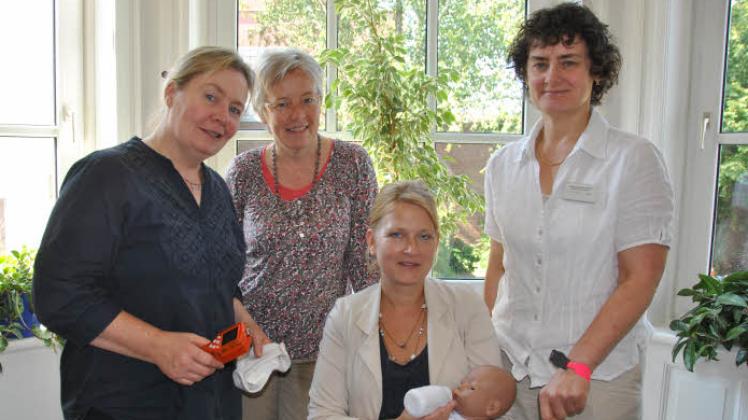 Die Babypuppe soll zum verantwortungsvollen Umgang mit einem kleinen Lebewesen anregen. Dies vermitteln Ulrike Centner (v. l.) und Lisa Schnelten vom Frauentreff sowie Saskia Ehlert-Sartorti und Erdmute Eckart-Roos vom SkF.  