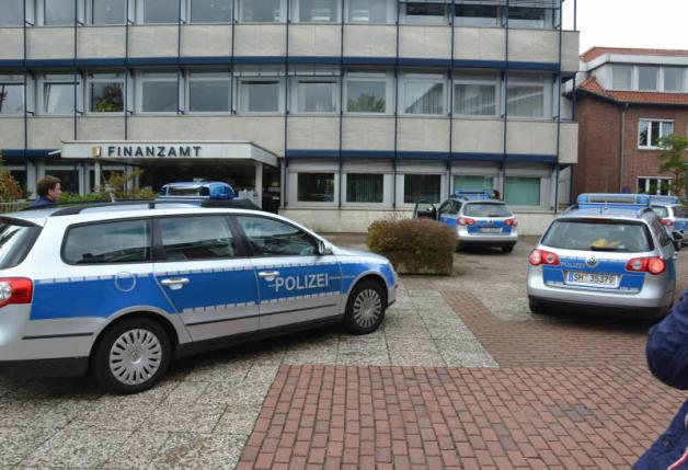 Schauplatz einer Tragödie: Das Finanzamt am Rande der Rendsburger Innenstadt wurde kurz nach den tödlichen Schüssen am Montag von Polizisten abgeriegelt. Schauplatz einer Tragödie: Das Finanzamt am Rande der Rendsburger Innenstadt wurde kurz nach den tödlichen Schüssen am Montag von Polizisten abgeriegelt.