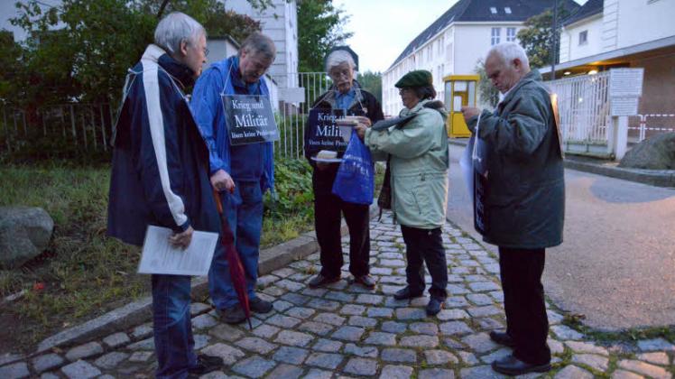 Zum Tagesanbruch begannen Friedensaktivisten mit einer Mahnwache an der Rettberg-Kaserne.