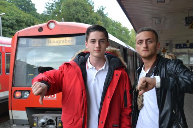 Elvadon Ta (18) aus Pinneberg (links) und Petrit Kel (18) aus Elmshorn wollten eigentlich nach Hamburg.