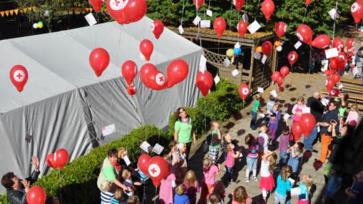 Unter anderem ließen die Kinder Dutzende Luftballons steigen.