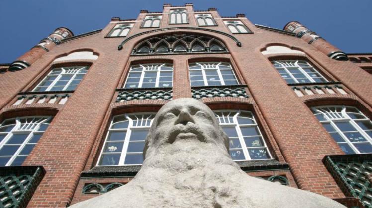 Auch die Jahnschule und das umgebende Viertel spielen in dem Buch eine Rolle. 