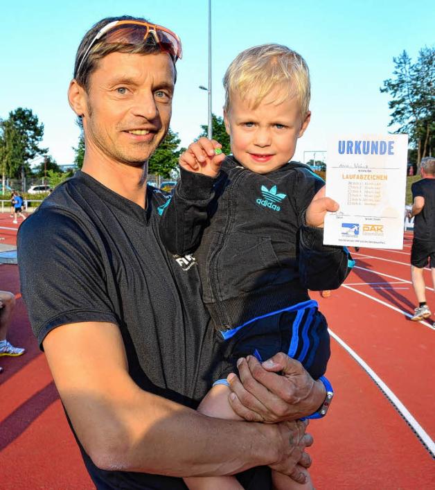 Tolle Leistung: Ganze vier Runden ist der kleine Arved mit seinem Vater Arne Welenz gelaufen. Für sein Durchhaltevermögen hat sich der Vierjährige eine Urkunde verdient. 