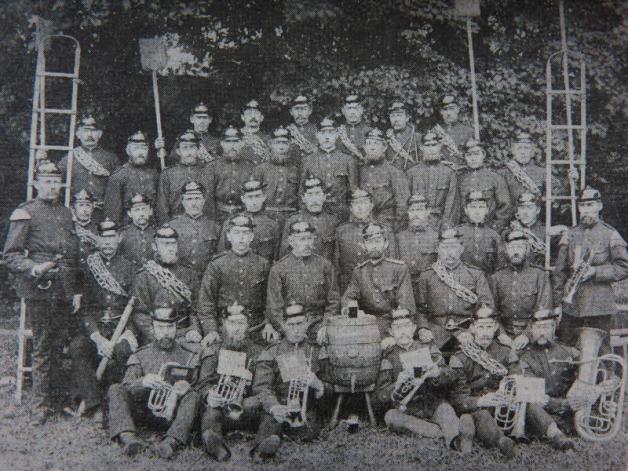 Das Foto zeigt die gerade gegründete Feuerwehr im Jahr 1889. Das Foto zeigt die gerade gegründete Feuerwehr im Jahr 1889.