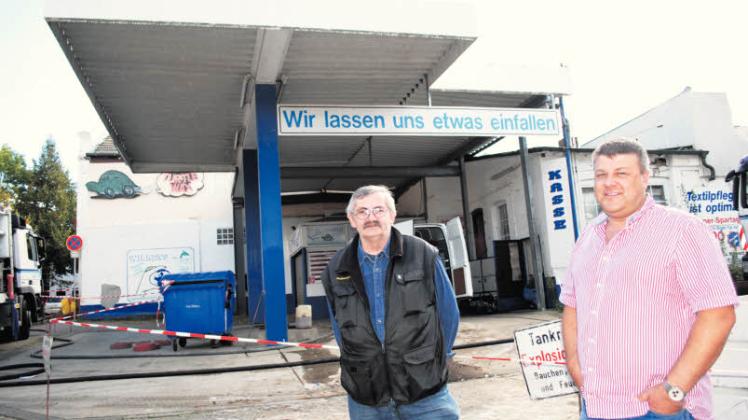 Abriss: Miteigentümer Peter Tappe (r.) und der frühere Mitarbeiter Gottfried Esch vor der Tankstelle.  