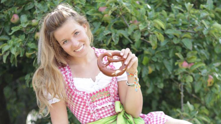 Um ein zünftiges Oktoberfest zu feiern, ist die 24-jährige Elmenhorsterin Gina schon bis nach München gefahren. Diesen Oktober kann die schöne Studentin sich den Weg sparen und stilecht  in Rostock feiern.  