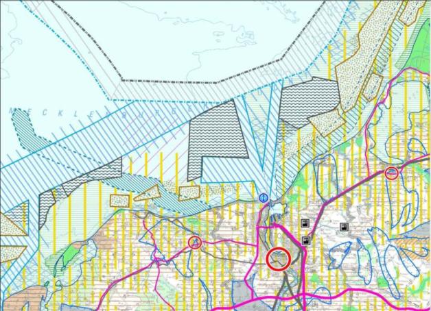 Rostock ist als Oberzentrum rot gekennzeichnet, westlich und östlich der Seehafeneinfahrt sind die umstrittenen marine Vorranggebiete für den Bau von Windrädern grau gewellt markiert. Grafik: Land MV 