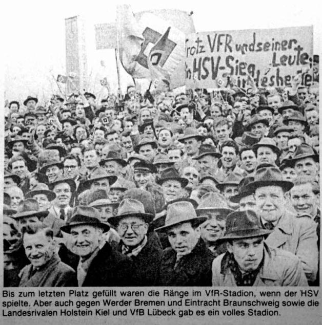 Männer mit Hut: Im VfR-Stadion war man in den 1950er-Jahren chic angezogen. Die Hamburger Fans hatten ein Transparent mitgebracht: „Trotz VfR und seiner Leute: Ein HSV-Sieg wird es heute.“ 