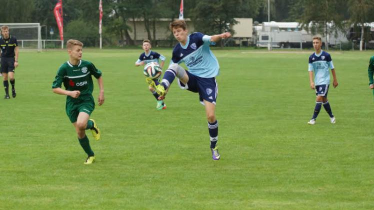 Gefühlvoll erzielte Johann Düntsch das 1:0 für die C-Junioren der SG Bützow/Rühn.  