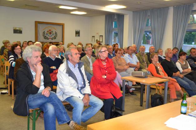 Die Resonanz auf die Veranstaltung im Dörpshus war riesig. Über 100 Bürger wollten sich über das Projekt „Helfende Hand“ informieren. 