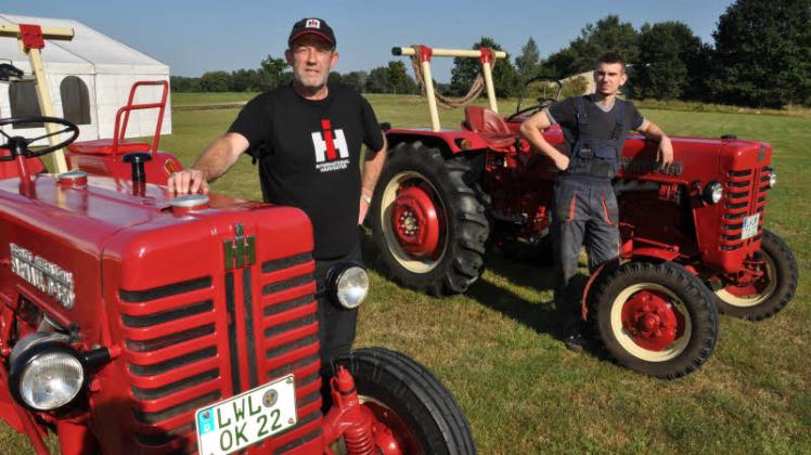 Ottmar Saffan (l.) und Tim Ortmann werden am Sonnabend mit ihren McCormick International Farmall Traktoren, Baujahr 1957, beim Treckertreffen in ihrem Heimatdorf Groß Laasch dabei sein. 