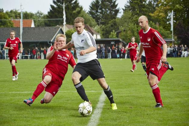 Vor einem Jahr attackierte Dennis Horn (links) noch im RWK-Trikot Michel Gorny. Nun spielen beide zusammen für den VfR Horst und fiebern dem Verbandsliga-Derby entgegen.  