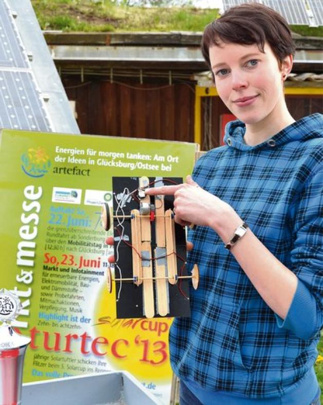 Lena Seehausen hat mit dem Ultraleicht-Bausatz schon einmal ausprobiert, wie sie die Solarplatten in Fahrt bekommt. Die Projektleiterin  steht den  angemeldeten Teams auch für Fragen zur Verfügung. Denn sie möchte, dass die Teilnehmer dabei zu jungen Solar-Profis werden. 